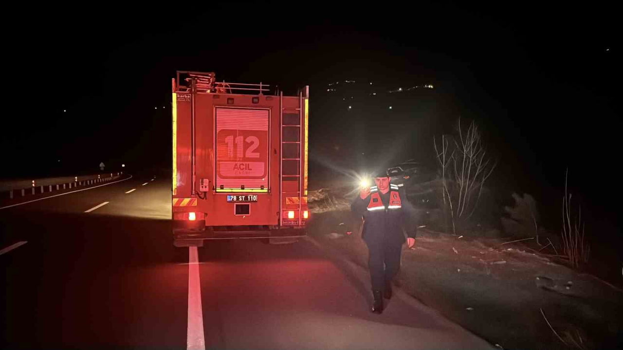 KARABÜK’TE KARA YOLUNA ÇIKAN ATA ÇARPAN OTOMOBİLDEKİ 3 KİŞİ YARALANIRKEN, HAYVAN TELEF...