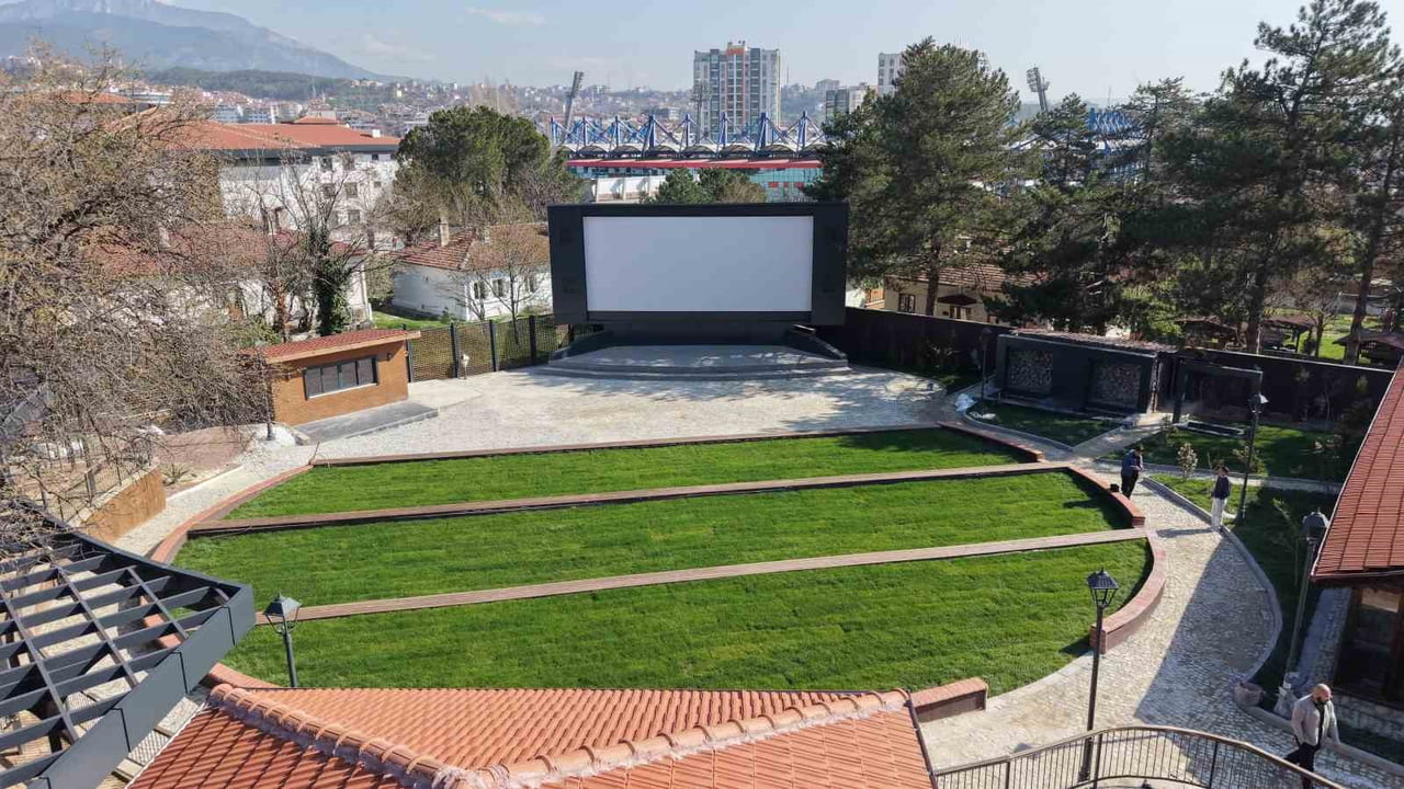 KARABÜK’TE UZUN SÜREDİR ATIL DURUMDA BULUNAN YENİŞEHİR AÇIK HAVA SİNEMASI, MODERN BİR YAŞAM ALANI...