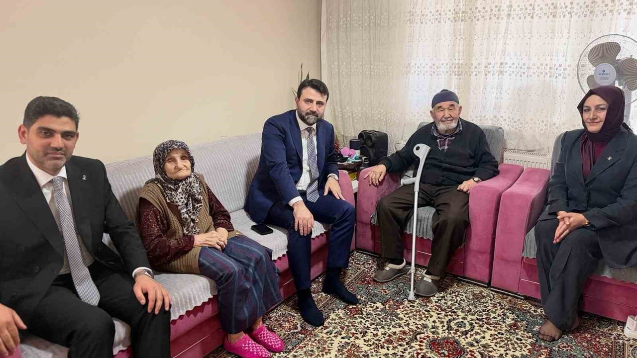 KARABÜK’TE YAŞAYAN 86 YAŞINDAKİ RASİM FIRAT İLE EŞİ 84 YAŞINDAKİ ŞERİFE FIRAT, AK PARTİ GENEL...