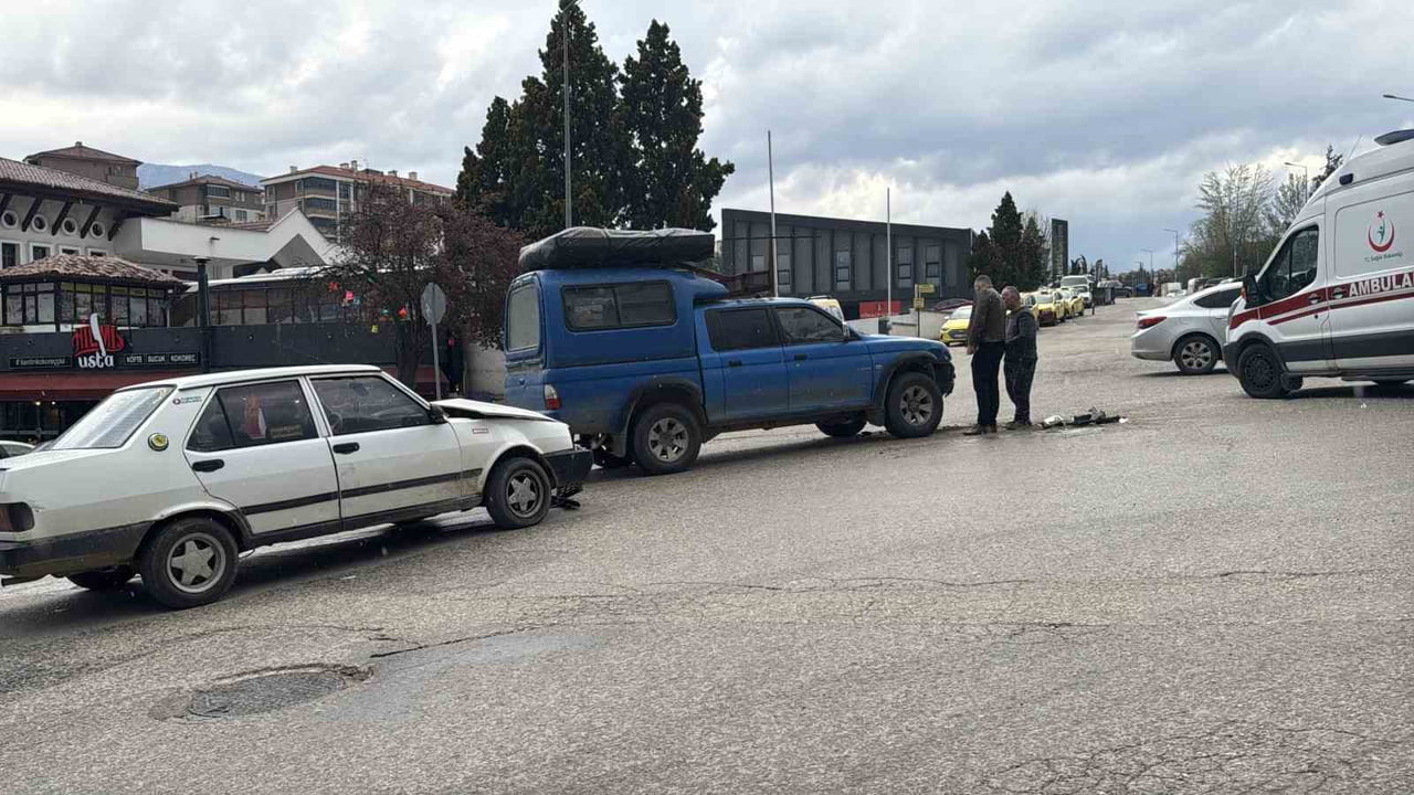 KARABÜK’ÜN SAFRANBOLU İLÇESİNDE KAMYONETLE ÇARPIŞAN OTOMOBİLDEKİ 1 KİŞİ YARALANDI.