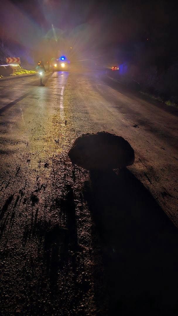 KARABÜK-YENİCE KARA YOLUNDA YAMAÇTAN KOPAN KAYA PARÇALARININ YOLA DÜŞMESİ KISA SÜRELİ PANİĞE NEDEN...