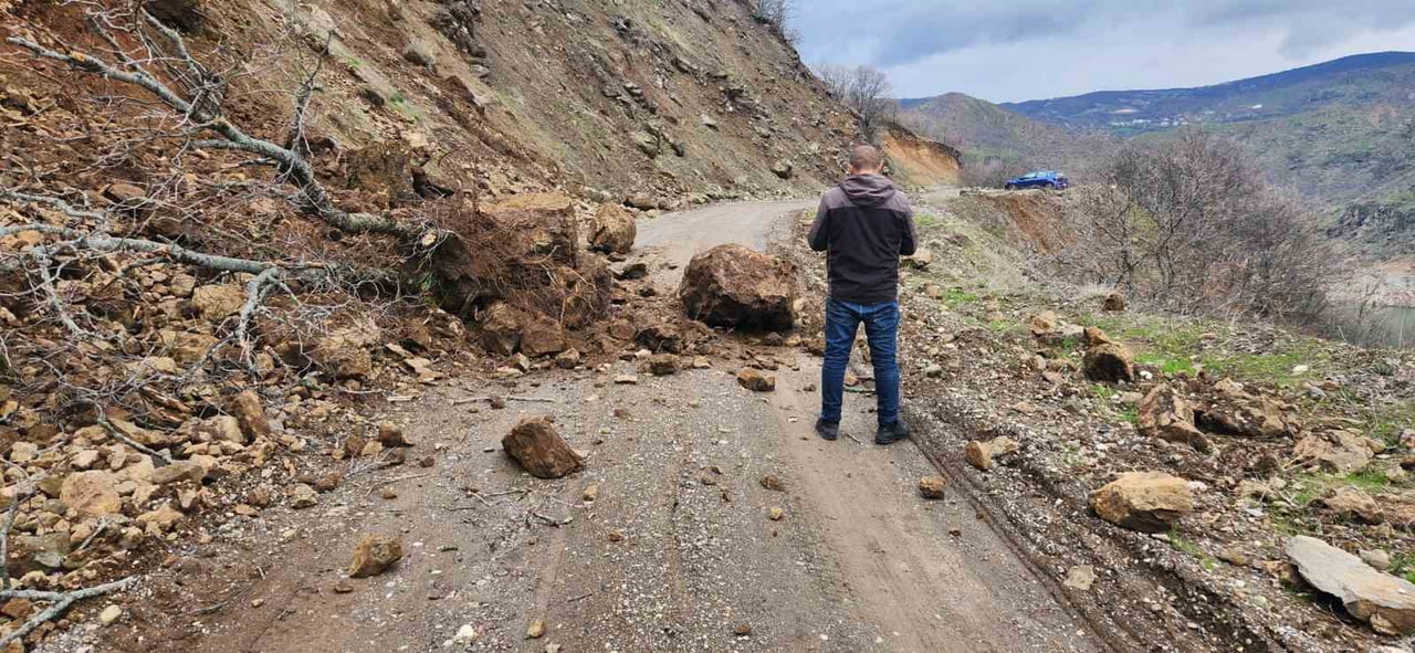 KARAKOÇAN’DA TOPRAK KAYMASI