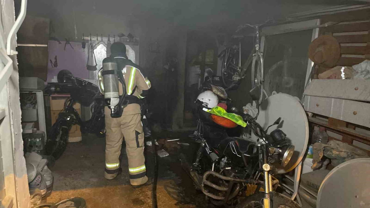 KARAMAN'DA BİR APARTMANIN GARAJINDA ÇIKAN YANGIN, İTFAİYENİN MÜDAHALESİYLE BÜYÜMEDEN...