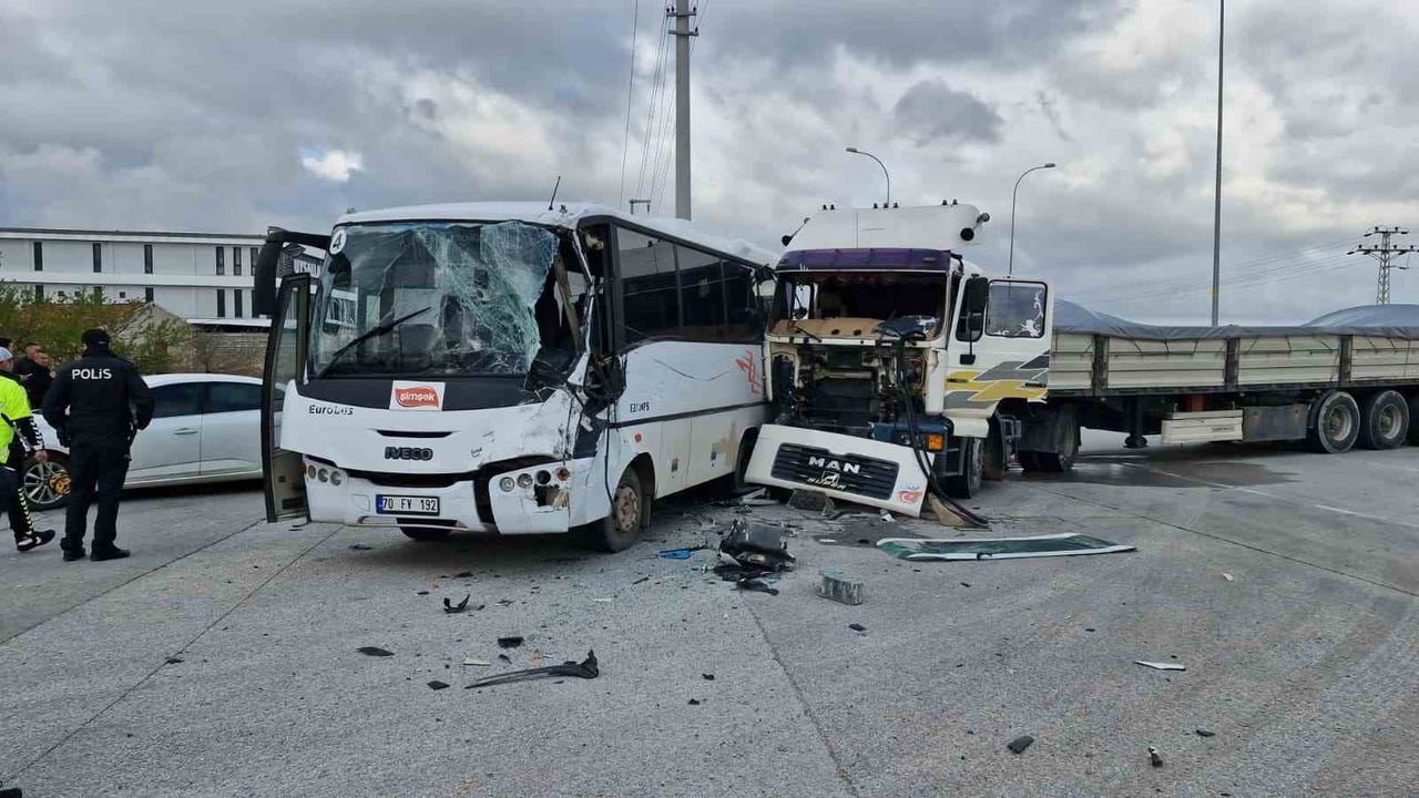 KARAMAN'DA FABRİKA İŞÇİLERİNİ TAŞIYAN SERVİS MİDİBÜS İLE TIRIN ÇARPIŞMASI SONUCU MEYDANA GELEN...