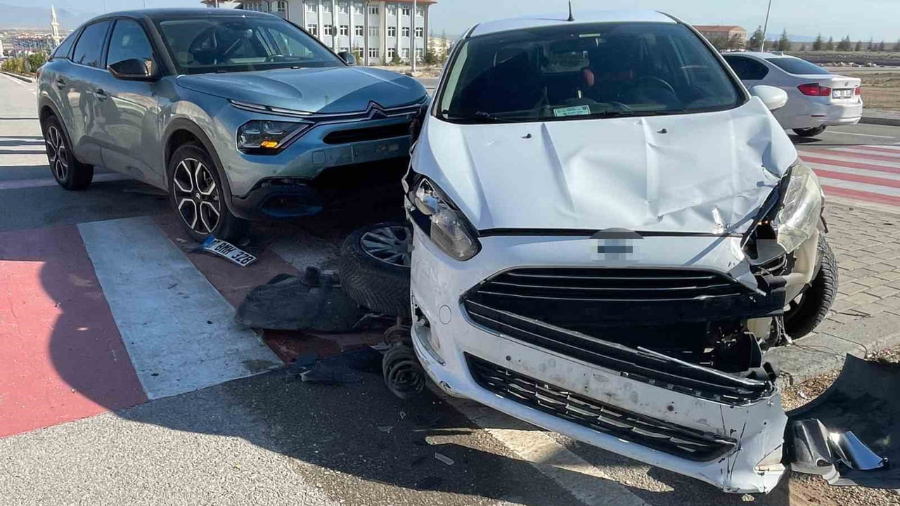 KARAMAN'DA İKİ OTOMOBİLİN ÇARPIŞMASI SONUCU MEYDANA GELEN TRAFİK KAZASINDA YARALANAN OLMAZKEN...