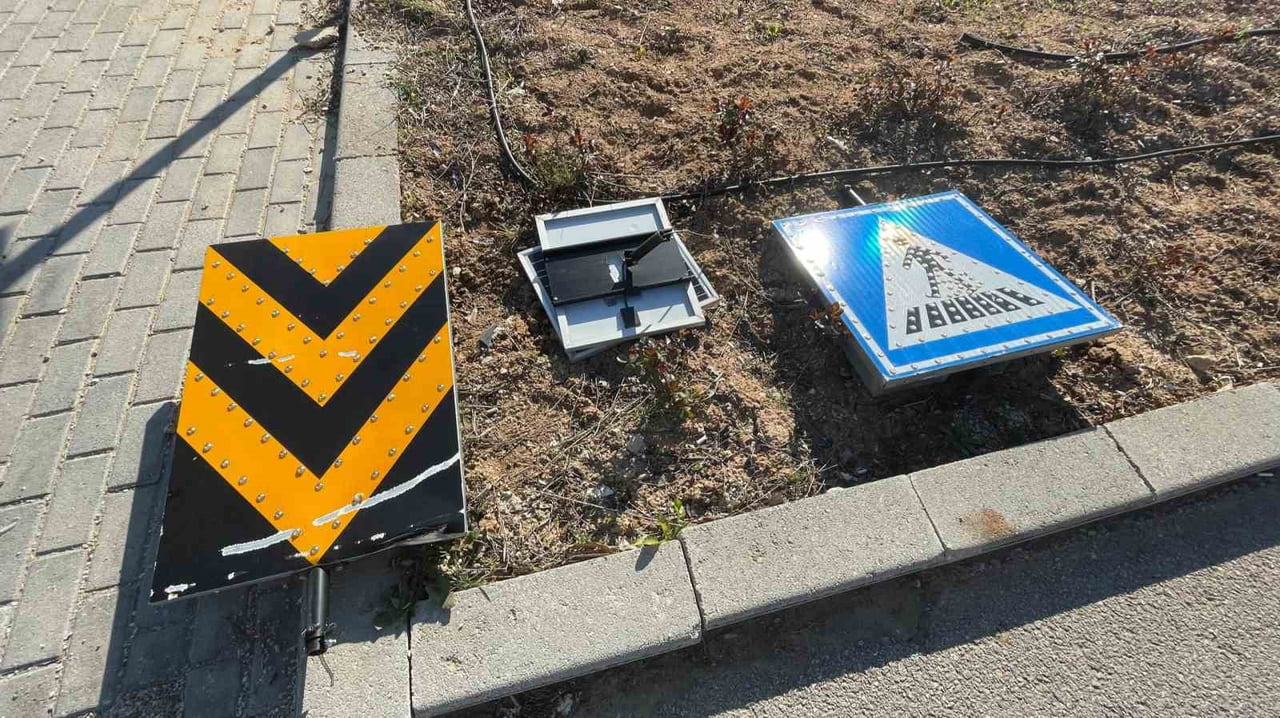 KARAMAN'DA İKİ OTOMOBİLİN ÇARPIŞMASI SONUCU MEYDANA GELEN TRAFİK KAZASINDA YARALANAN OLMAZKEN...