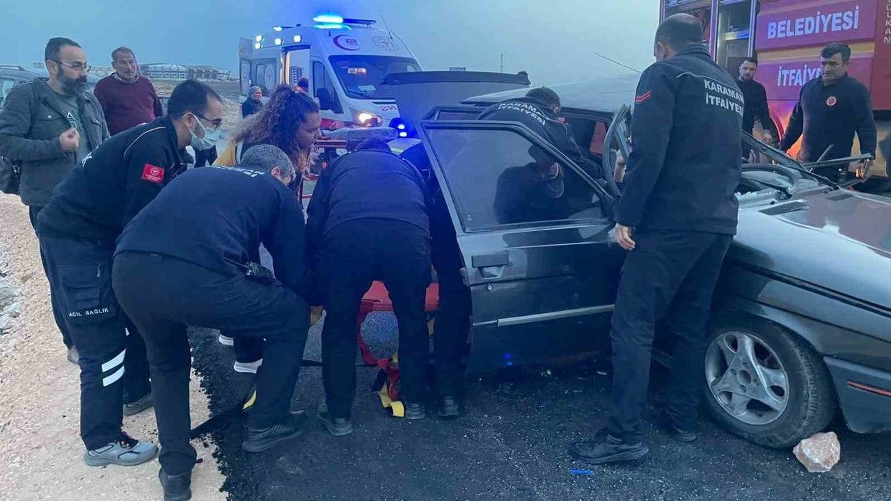 KARAMAN'DA KAMYONET İLE OTOMOBİLİN ÇARPIŞMASI SONUCU MEYDANA GELEN TRAFİK KAZASINDA 3 KİŞİ...