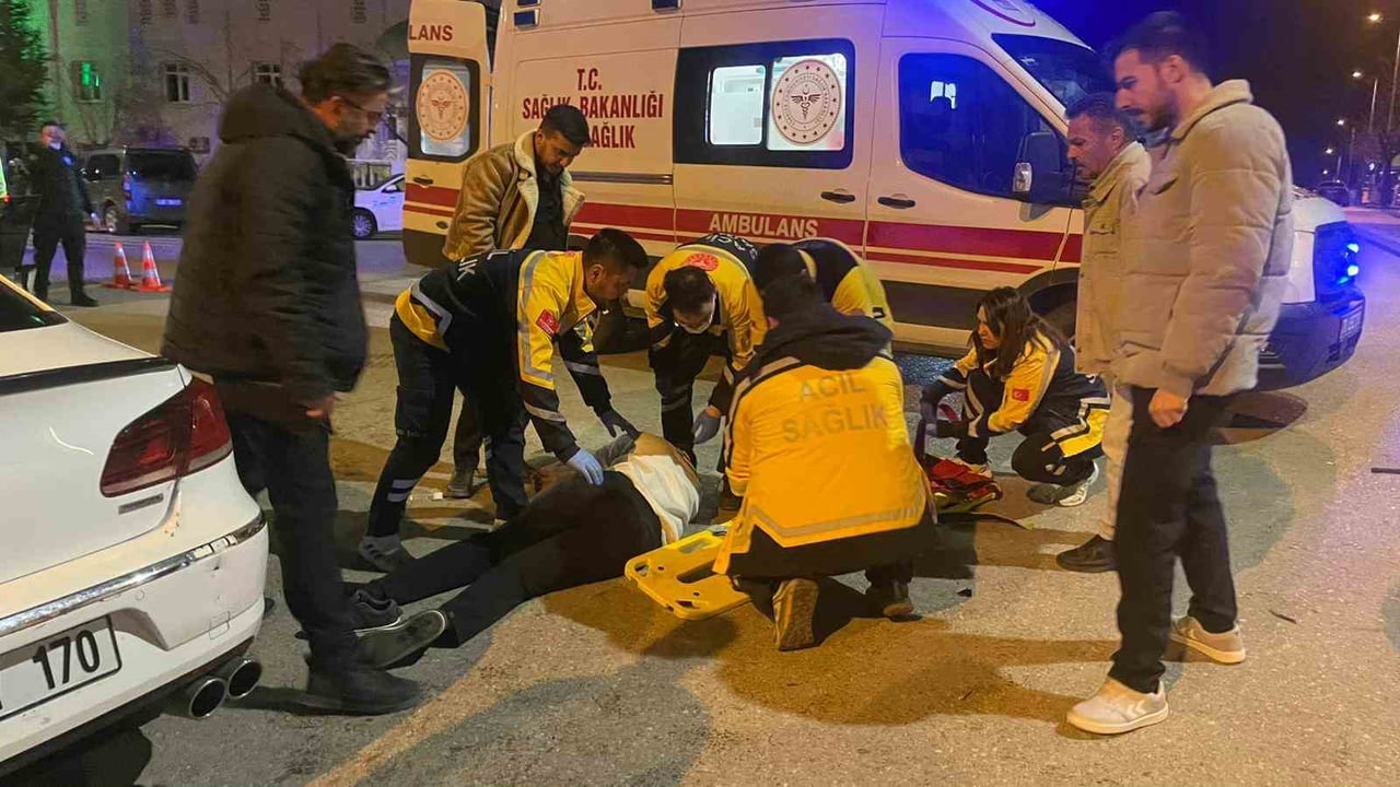 KARAMAN'DA OTOMOBİL İLE PİKAP KAMYONETİN ÇARPIŞTIĞI KAZADA ORTALIK SAVAŞ ALANINA DÖNERKEN, 6 KİŞİ...