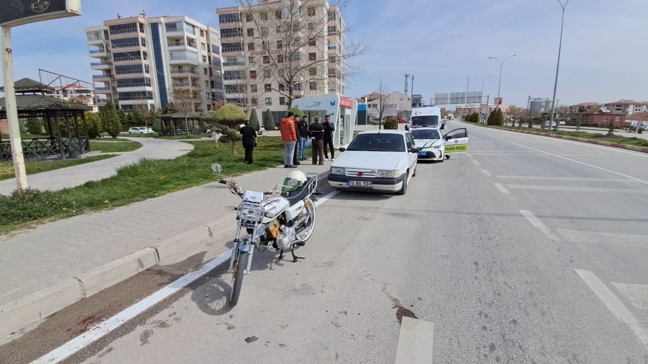KARAMAN'DA PARK HALİNDEKİ OTOMOBİLE ÇARPAN MOTOSİKLETİN SÜRÜCÜSÜ YARALANDI.