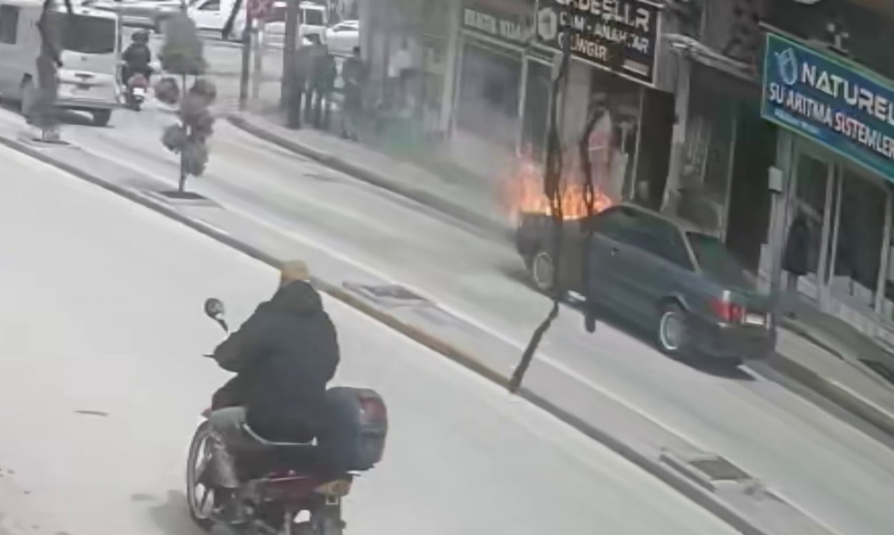 KARAMAN'DA TRAFİK IŞIKLARINDA BEKLEYEN BİR OTOMOBİLİN MOTOR BÖLÜMÜNDE ÇIKAN YANGIN, ÇEVREDEKİ...