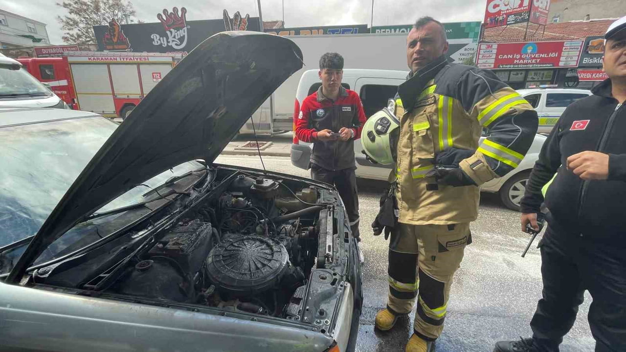 KARAMAN'DA TRAFİK IŞIKLARINDA BEKLEYEN BİR OTOMOBİLİN MOTOR BÖLÜMÜNDE ÇIKAN YANGIN, ÇEVREDEKİ...