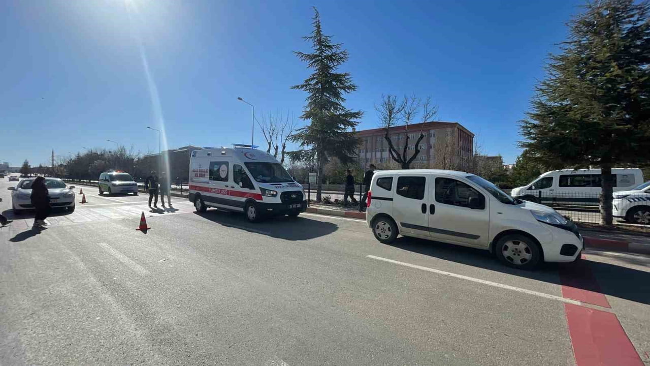 KARAMAN'DA YAYA GEÇİDİNDEN YOLUN KARŞISINA GEÇMEYE ÇALIŞAN ÜNİVERSİTE ÖĞRENCİSİ, HAFİF TİCARİ...