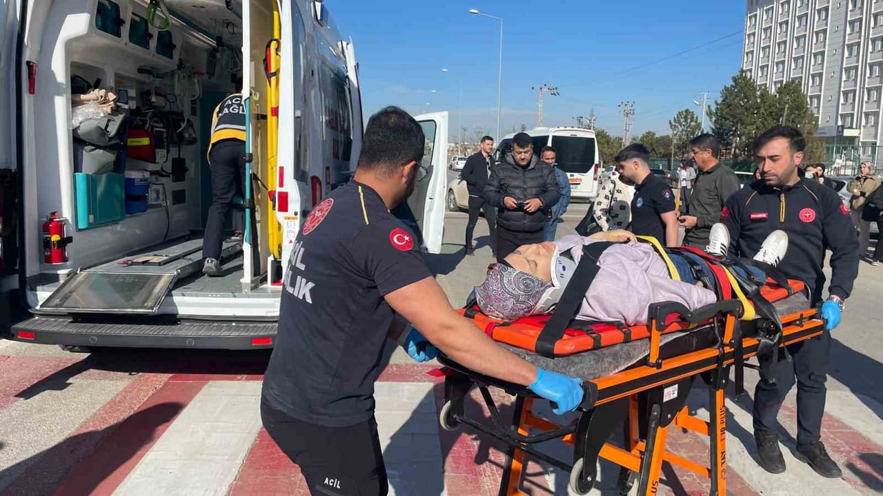 KARAMAN'DA YAYA GEÇİDİNDEN YOLUN KARŞISINA GEÇMEYE ÇALIŞAN ÜNİVERSİTE ÖĞRENCİSİ, HAFİF TİCARİ...