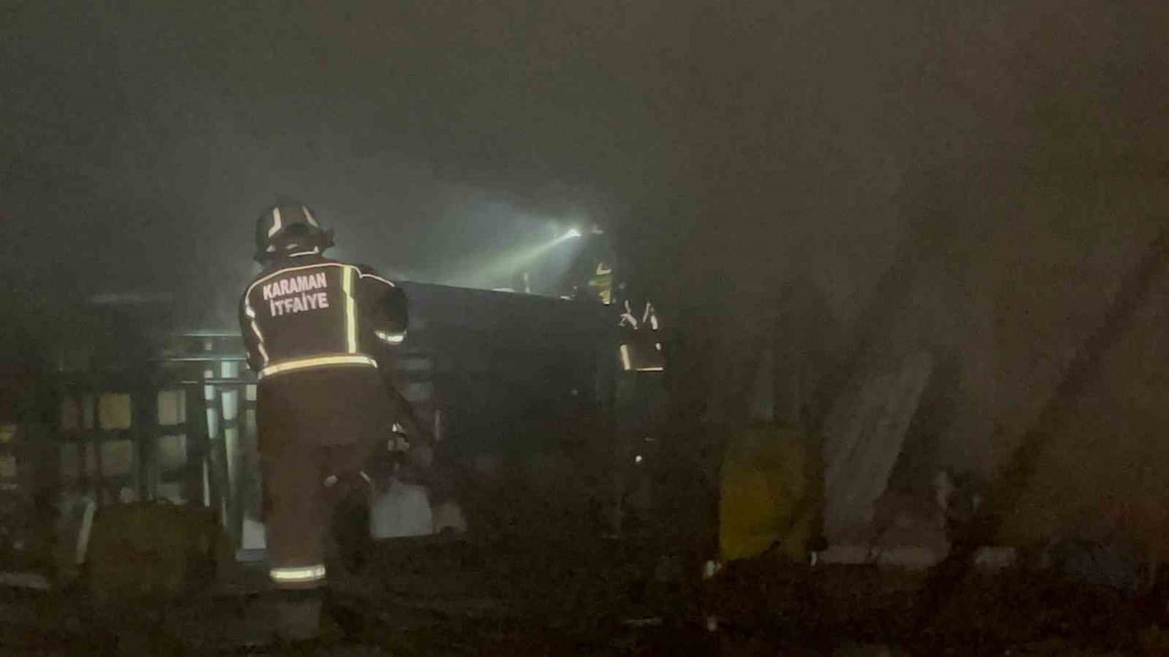 KARAMAN’DA BİR İŞ YERİNDE SPİRAL MAKİNESİNDEN ÇIKAN KIVILCIMLARIN KÖPÜK MALZEMELERİNİ TUTUŞTURMASI...