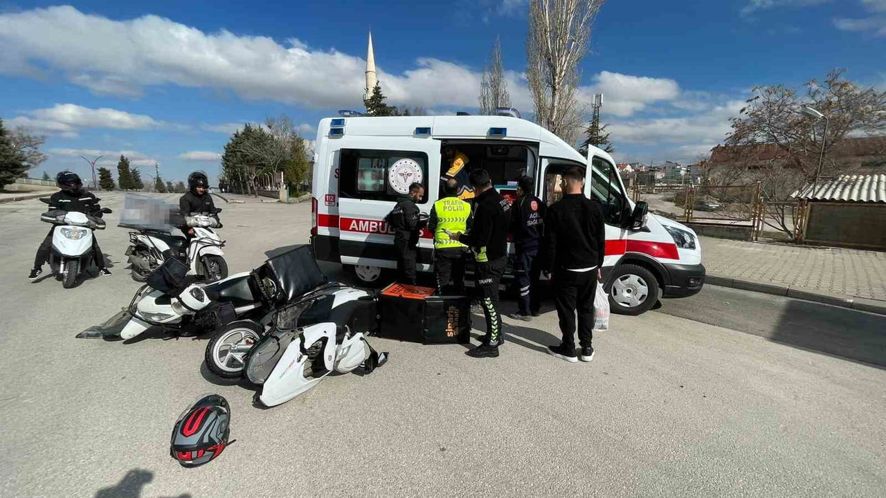 KARAMAN’DA İKİ MOTOKURYENİN ÇARPIŞMASI SONUCU MEYDANA GELEN TRAFİK KAZASINDA 2 KİŞİ...