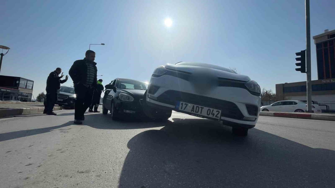 KARAMAN’DA İKİ OTOMOBİLİN ÇARPIŞMASI SONUCU MEYDANA GELEN TRAFİK KAZASINDA, ARAÇLARDAN BİRİ...