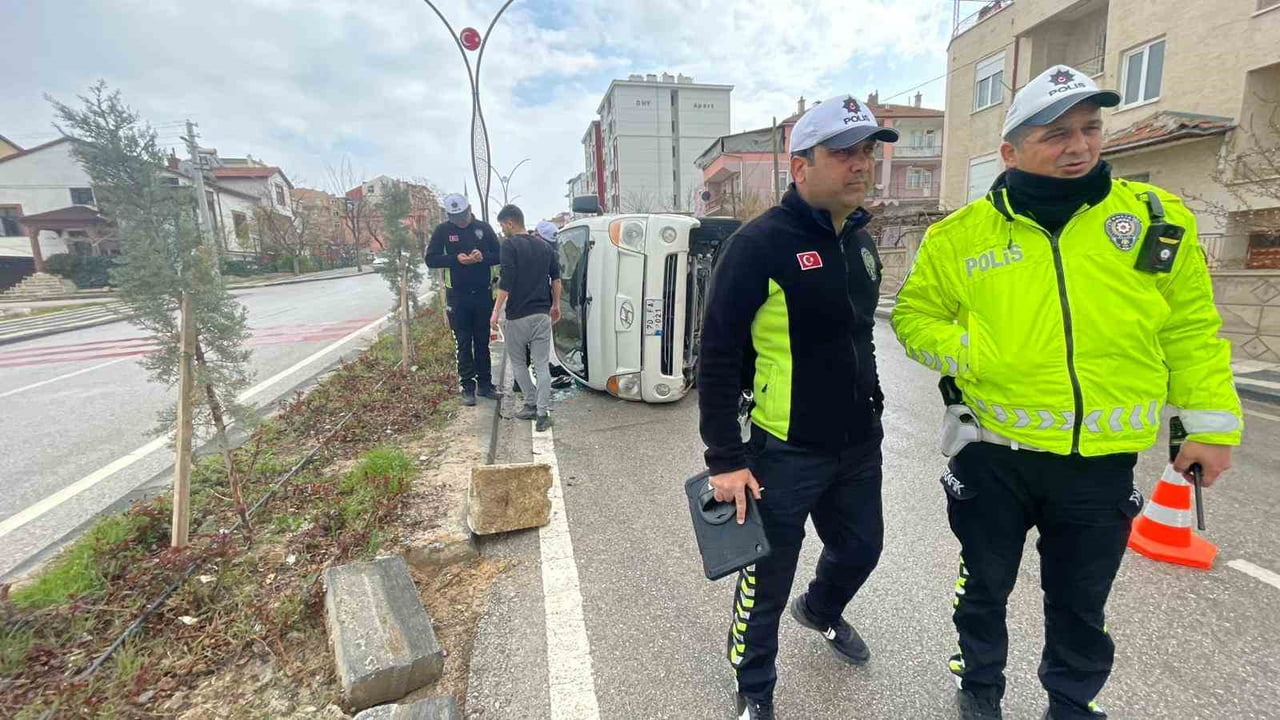 KARAMAN’DA KAMYONETİN REFÜJE ÇARPARAK DEVRİLMESİ SONUCU MEYDANA GELEN TRAFİK KAZASINDA 2 KİŞİ...