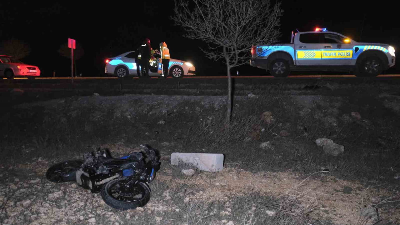 KARAMAN’DA MOTOSİKLET ÖNÜNDE SEYREDEN TRANSİT MİNİBÜSE ARKADAN ÇARPTI. KAZADA 70 METRE SÜRÜKLENEN...