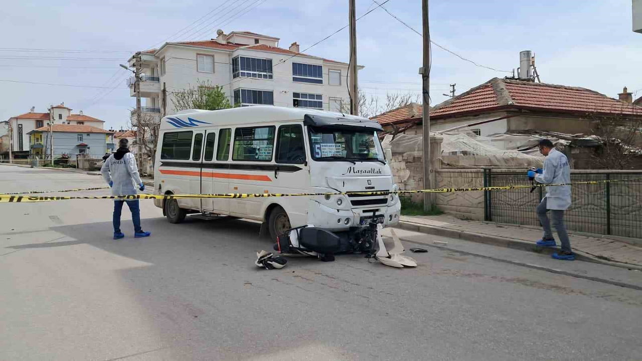 KARAMAN’DA YOLCU MİNİBÜSÜNÜN ÇARPTIKTAN SONRA ALTINA ALARAK SÜRÜKLEDİĞİ ELEKTRİKLİ BİSİKLETTEKİ 2...