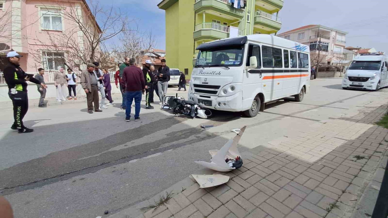 KARAMAN’DA YOLCU MİNİBÜSÜNÜN ÇARPTIKTAN SONRA ALTINA ALARAK SÜRÜKLEDİĞİ ELEKTRİKLİ BİSİKLETTEKİ 2...