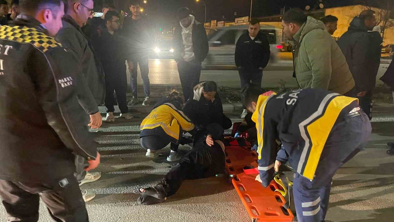 KARAMAN’DA YOLUN KARŞISINA GEÇMEYE ÇALIŞAN ÜNİVERSİTE ÖĞRENCİSİNE HAFİF TİCARİ ARAÇ ÇARPTI. KAZADA...