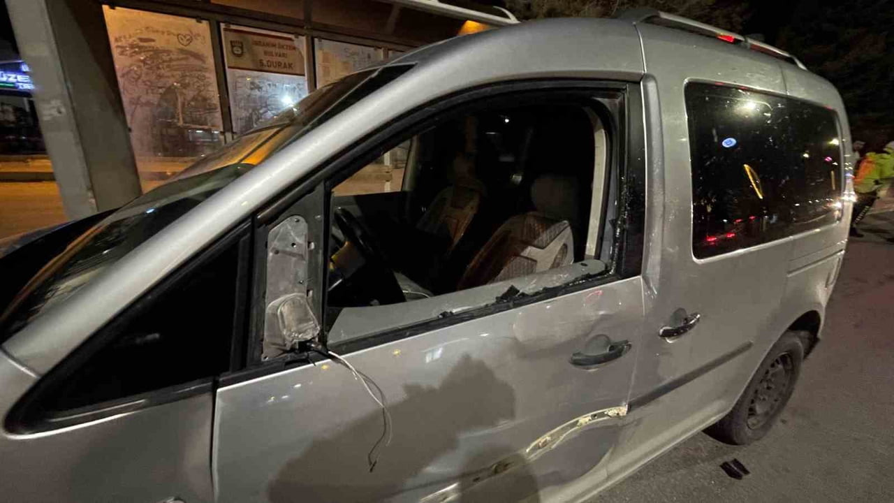 KARAMAN’DA YOLUN KARŞISINA GEÇMEYE ÇALIŞAN ÜNİVERSİTE ÖĞRENCİSİNE HAFİF TİCARİ ARAÇ ÇARPTI. KAZADA...