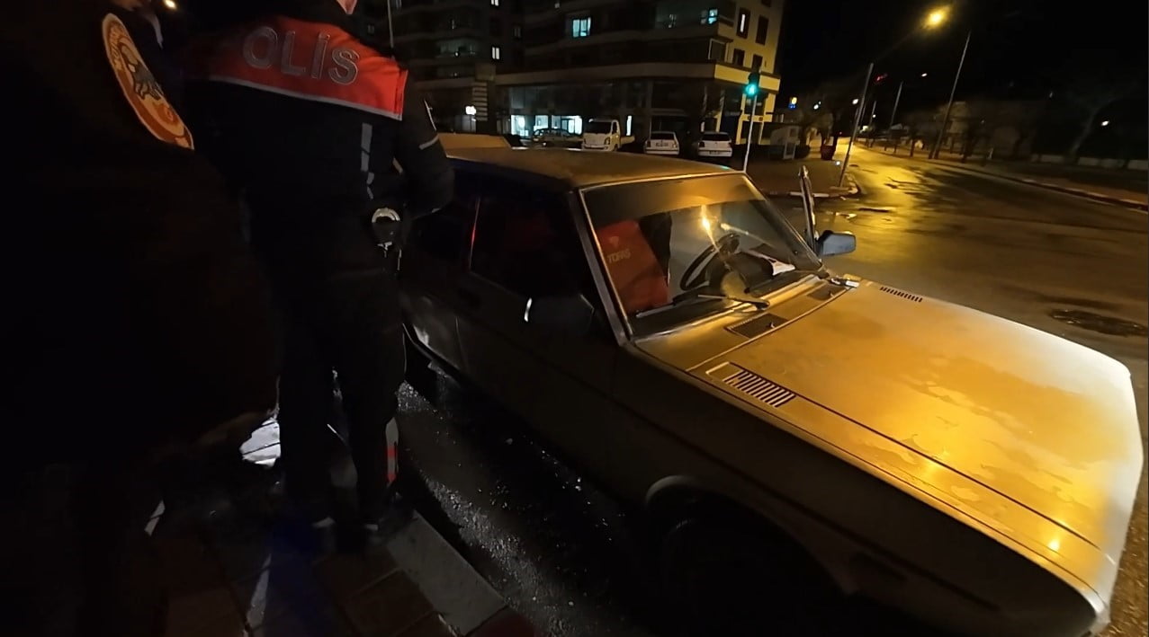 KARAMAN’DA YUNUS TİMLERİNİN ARAMA YAPTIĞI OTOMOBİLDE BİR MİKTAR SENTETİK HAP ELE...