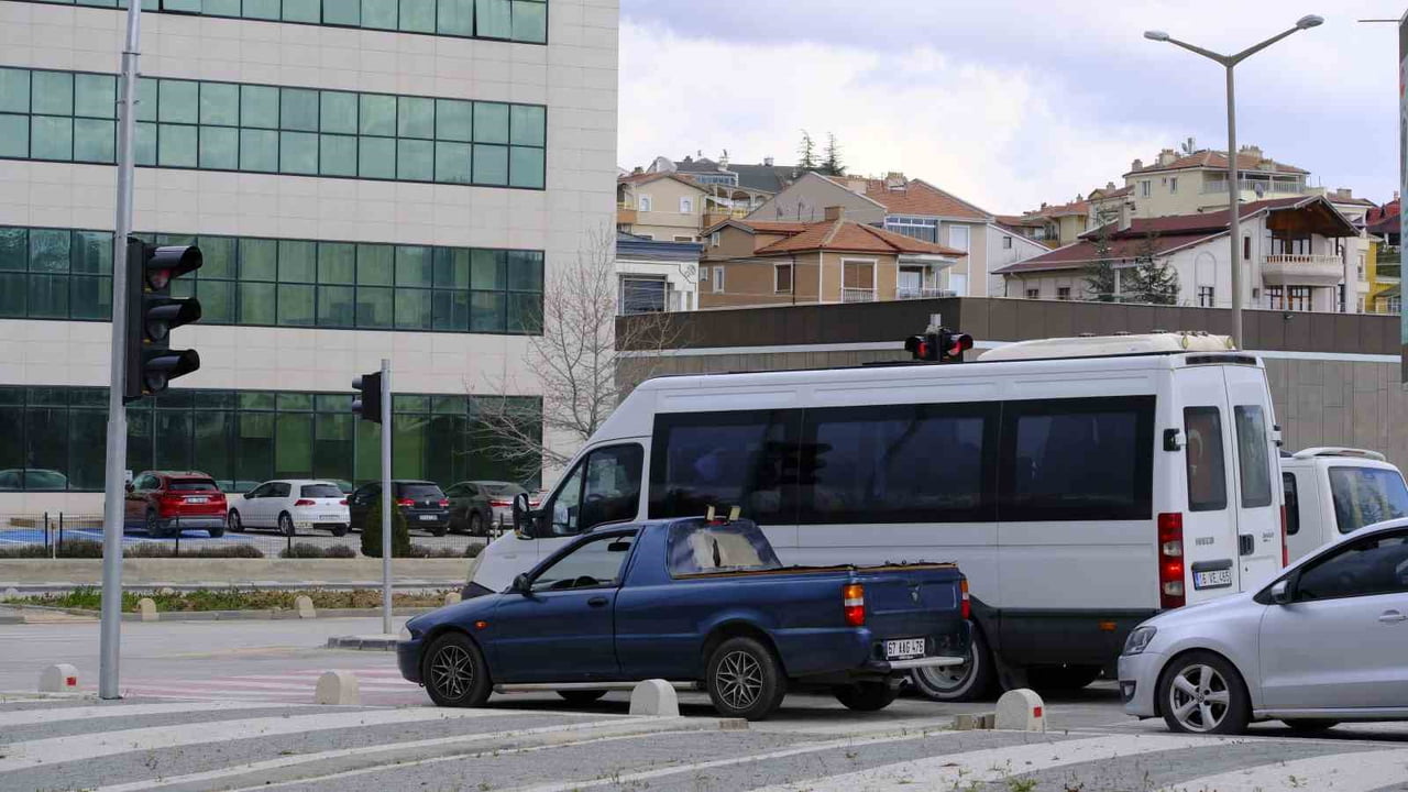KARAMAN’IN EN İŞLEK KAVŞAĞINDAKİ TRAFİK LAMBASININ ÜZERİNE YUVA YAPAN KUMRUYU GÖRENLER...