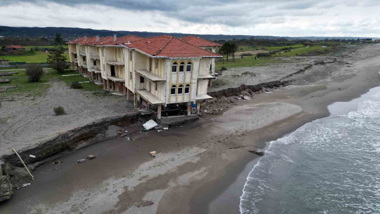 KARASU MAHALLESİ SAHİLİNDE YER ALAN VE BİR DÖNEMİN POPÜLER PROJELERİNDEN OLAN ESKİ TATİL KÖYÜ...