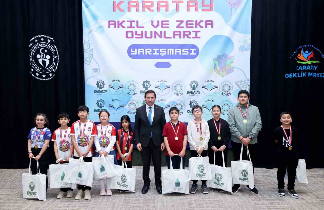 KARATAY BELEDİYE BAŞKANI HASAN KILCA (ORTADA), DERECEYE GİREN ÖĞRENCİLERİ TEBRİK EDEREK GENÇLERİN...