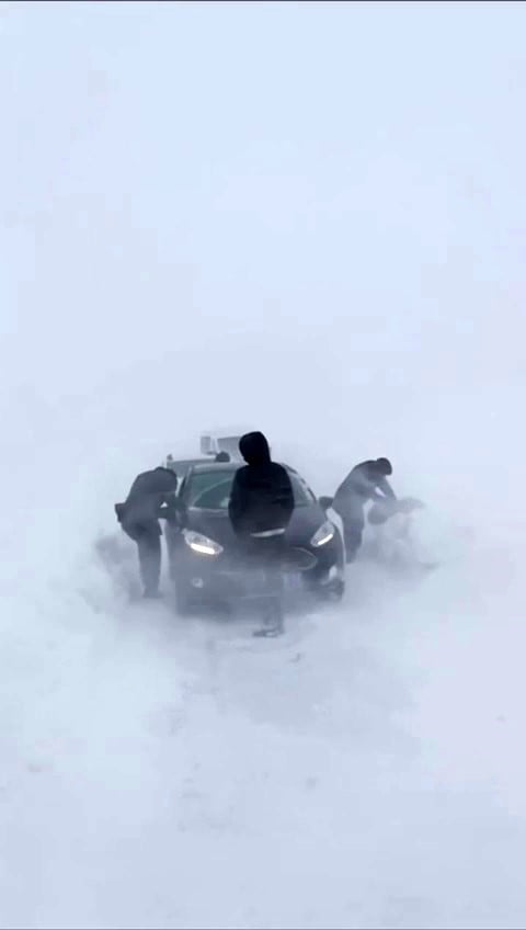 KARAYAZI İLÇESİNDE YOĞUN KAR YAĞIŞI VE TİPİ NEDENİYLE BİRÇOK KÖY YOLU ULAŞIMA KAPANDI