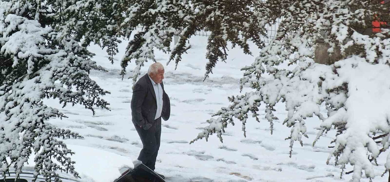 KARIN BAŞKENTİ BİTLİS’TE NİSAN AYINDA ETKİLİ OLAN KAR YAĞIŞI İL MERKEZİ VE İLÇELERİNİ BEYAZA...