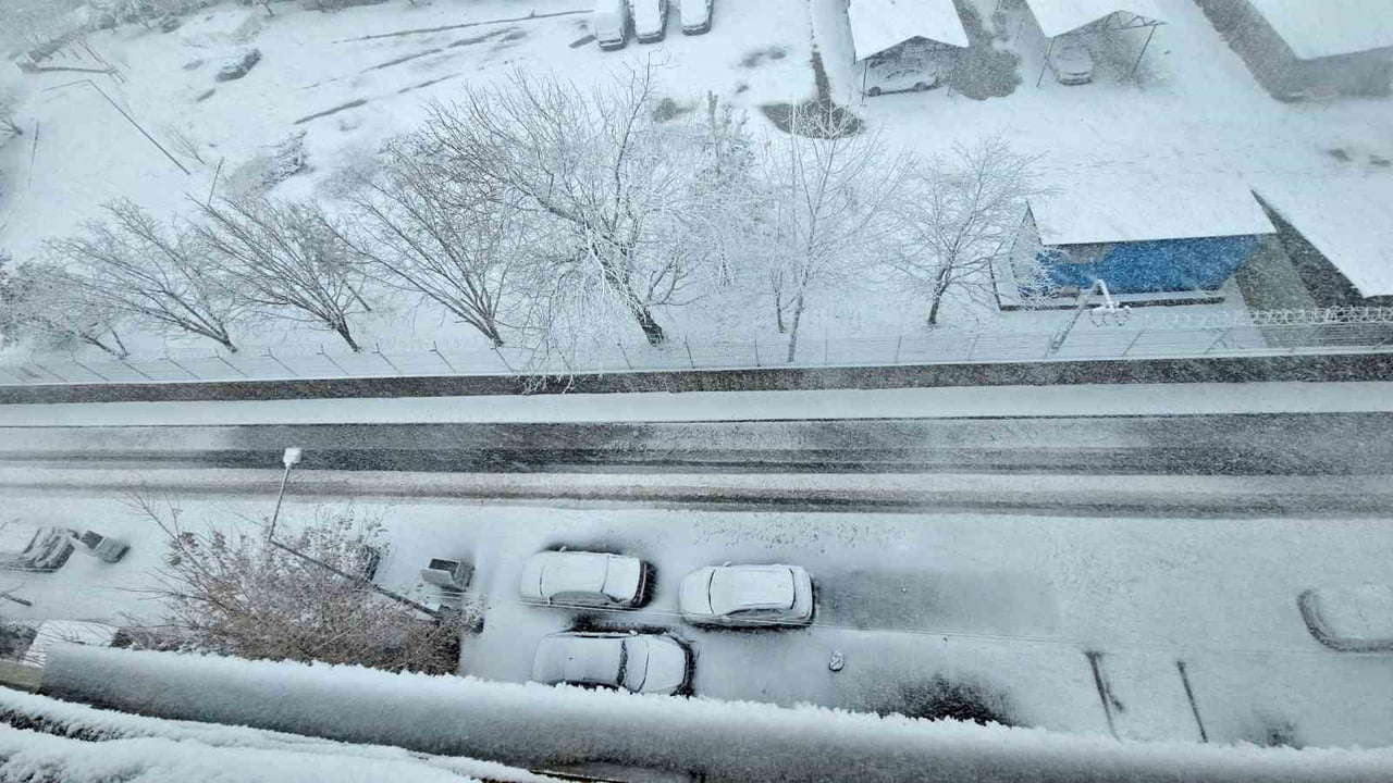 KARIN BAŞKENTİ BİTLİS’TE NİSAN AYINDA ETKİLİ OLAN KAR YAĞIŞI İL MERKEZİ VE İLÇELERİNİ BEYAZA...