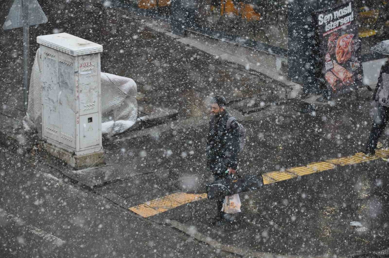 KARS'TA ETKİSİNİ ARTIRAN YOĞUN KAR YAĞIŞI VE TİPİ, GÜNLÜK HAYATI OLUMSUZ ETKİLEMEYE DEVAM EDİYOR....