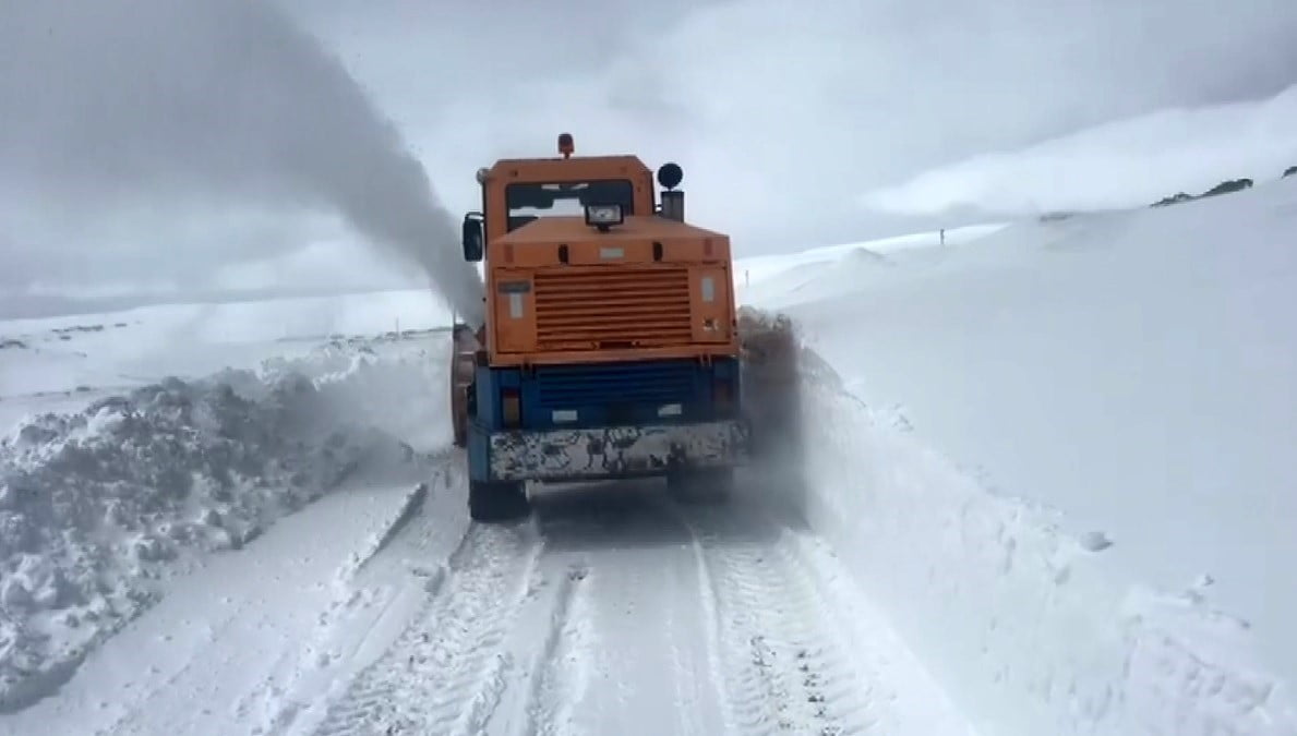 KARS'TA KAR VE TİPİDEN KAPANAN 33 KÖY YOLU İÇİN EKİPLER ÇALIŞMA BAŞLATTI.