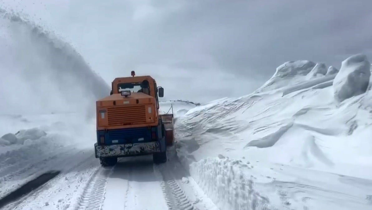 KARS'TA KAR VE TİPİDEN KAPANAN 33 KÖY YOLU İÇİN EKİPLER ÇALIŞMA BAŞLATTI.