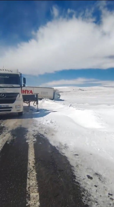 KARS'TA SÜRÜCÜSÜNÜN DİREKSİYON HAKİMİYETİNİ KAYBETTİĞİ TIR, KAYARAK YOLU KAPATTI.