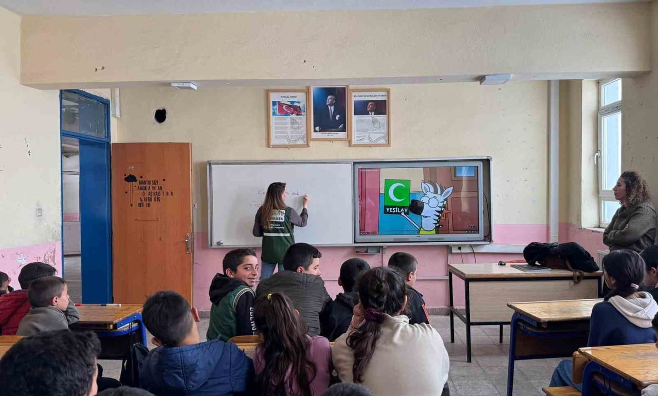 KARS ÇERME ORTAOKULU ÖĞRENCİLERİNE BAĞIMLILIKLA MÜCADELE EĞİTİMİ VERİLDİ(KARS-İHA)