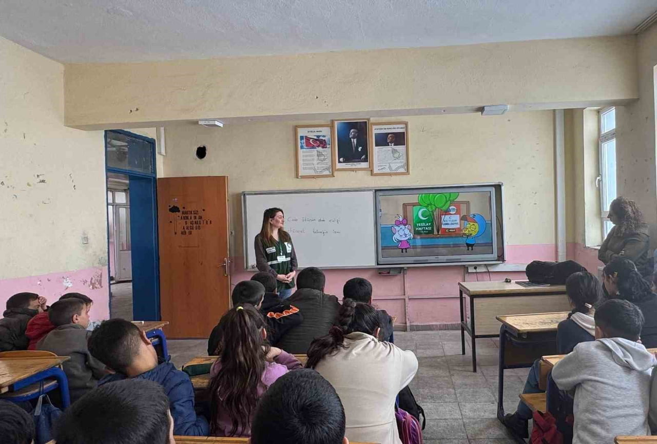 KARS ÇERME ORTAOKULU ÖĞRENCİLERİNE BAĞIMLILIKLA MÜCADELE EĞİTİMİ VERİLDİ(KARS-İHA)
