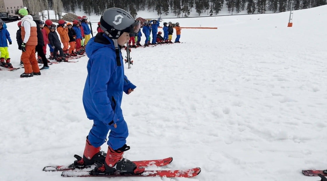 KARS’IN ÇOCUKLARI NİSAN’DA 2 METRE KAR ÜZERİNDE KAYAK ÖĞRENİYOR(ALPER YILDIRIM/KARS-İHA)