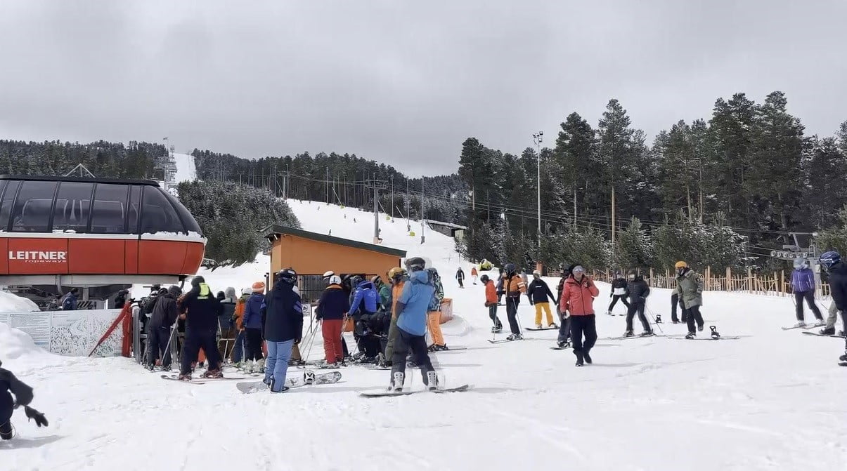 KARS’TA BAHAR ORTASINDA KAYAK KEYFİ: SARIKAMIŞ’TA SEZON NİSAN’DA DA SÜRÜYOR