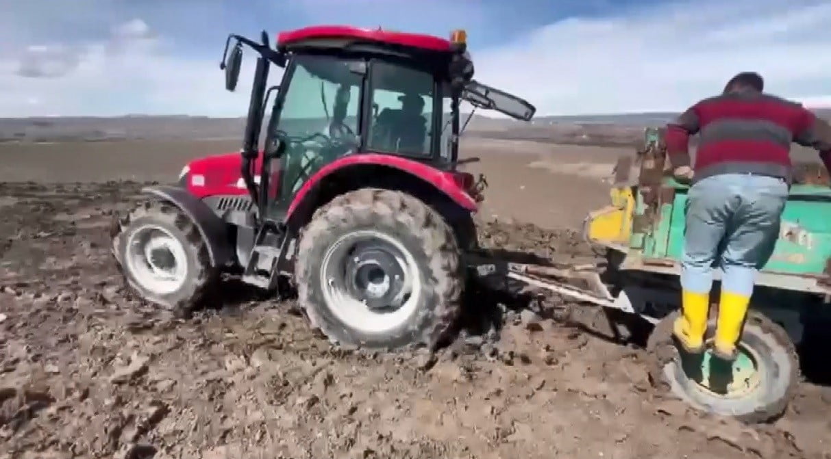 KARS’TA ÇAMURA SAPLANAN TRAKTÖRLER GÜÇLÜKLE KURTARILDI(SERDAR DEMİRKAYA/KARS-İHA)