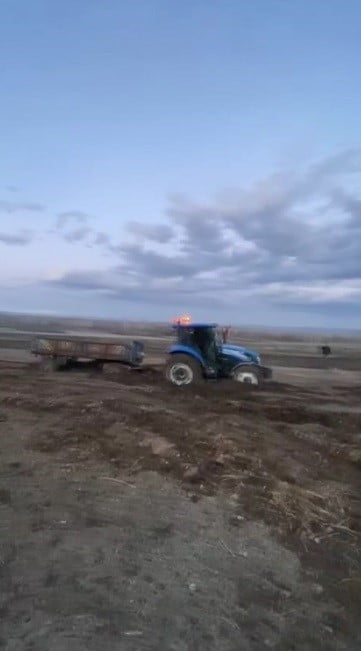 KARS’TA ÇAMURA SAPLANAN TRAKTÖRLER GÜÇLÜKLE KURTARILDI(SERDAR DEMİRKAYA/KARS-İHA)