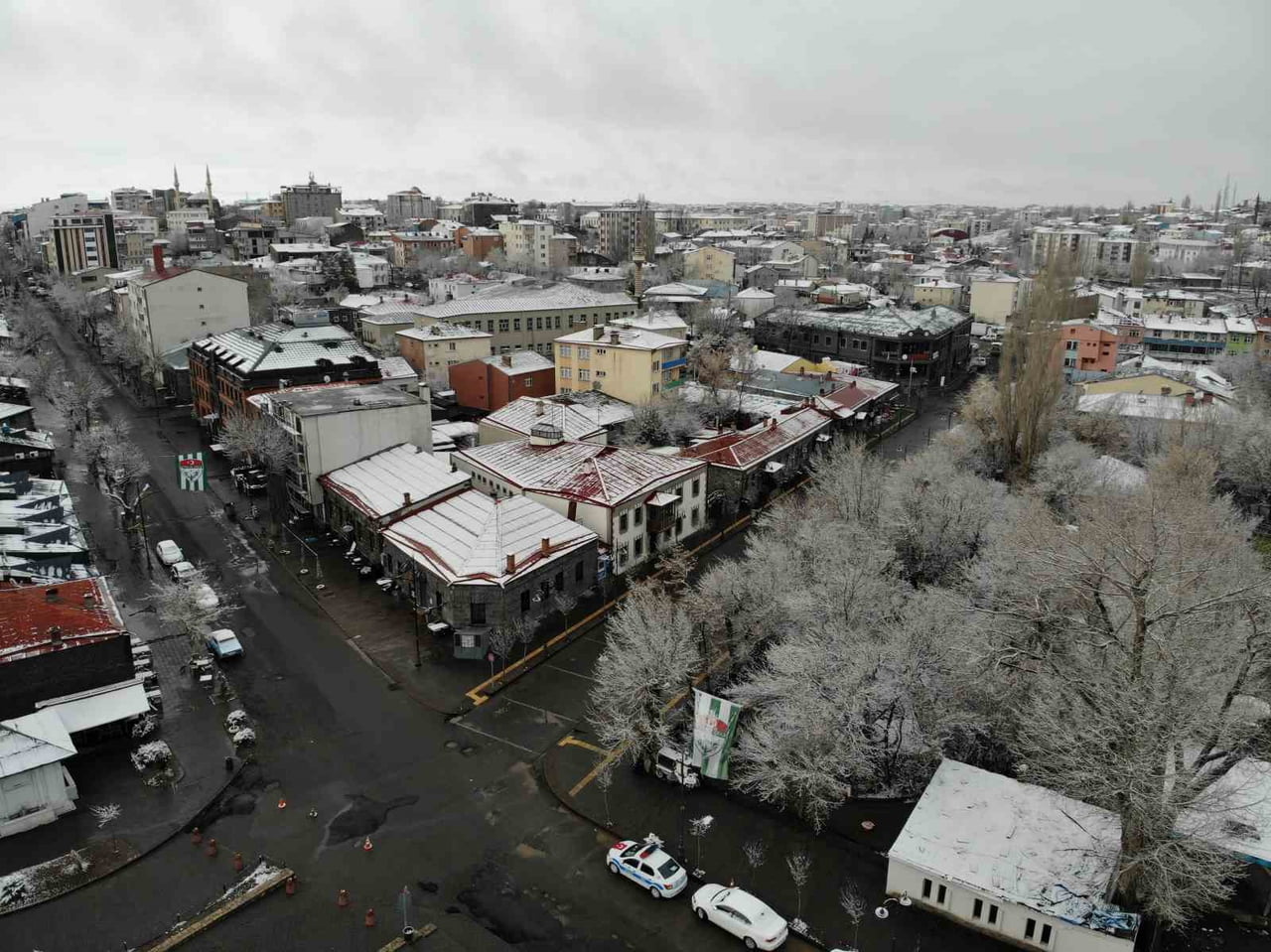 KARS’TA ETKİLİ OLAN KAR YAĞIŞI VE SOĞUK HAVA NİSAN AYINDA AĞAÇLARI KIRAĞIYLA KAPLADI.