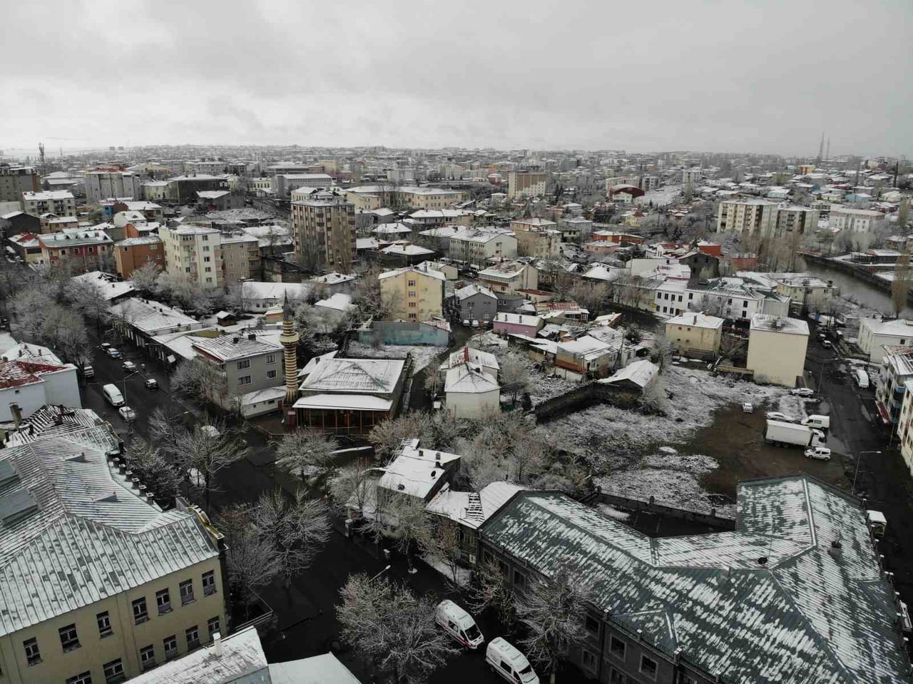KARS’TA ETKİLİ OLAN KAR YAĞIŞI VE SOĞUK HAVA NİSAN AYINDA AĞAÇLARI KIRAĞIYLA KAPLADI.