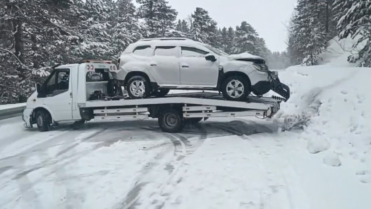KARS’TA KAR YAĞIŞI KAZAYA NEDEN OLDU:  KAZDA 1 KİŞİ YARALANDI(KARS-İHA)