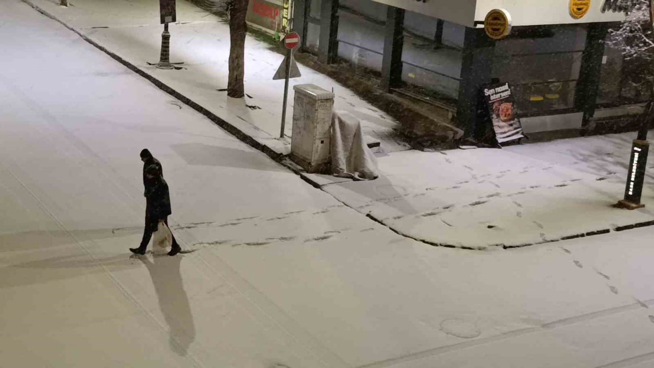 KARS’TA NİSAN SÜRPRİZİ: 5 DAKİKADA BEYAZA BÜRÜNDÜ(IŞIK ÇAPANOĞLU/KARS-İHA)