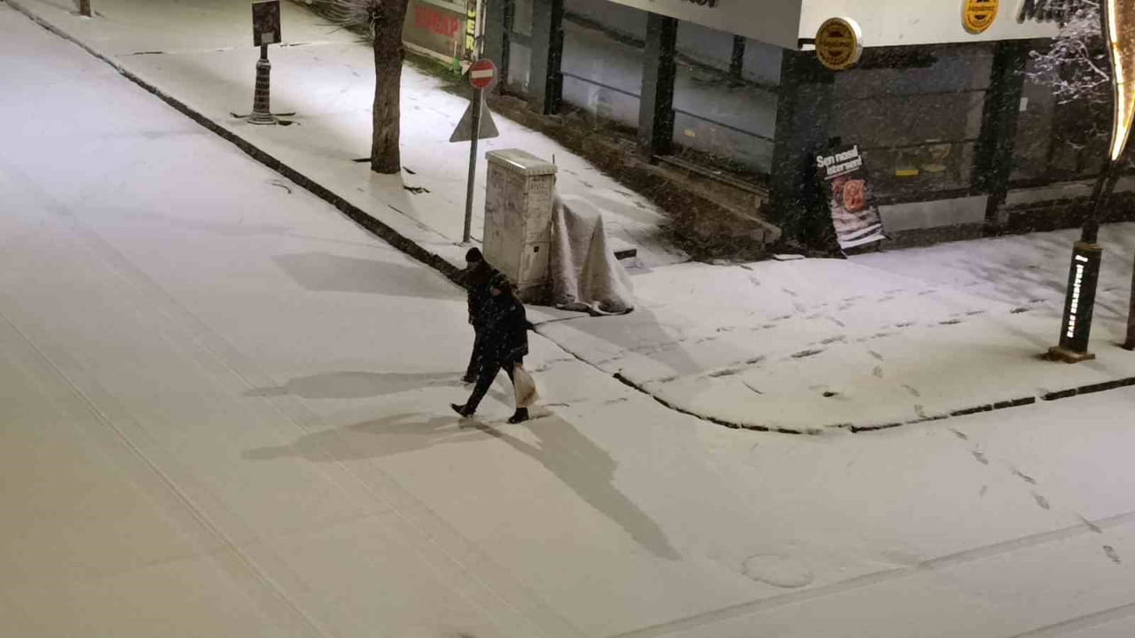 KARS’TA NİSAN SÜRPRİZİ: 5 DAKİKADA BEYAZA BÜRÜNDÜ(IŞIK ÇAPANOĞLU/KARS-İHA)