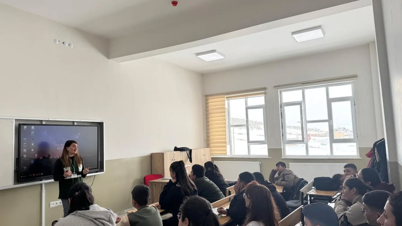 KARS’TA ÖĞRENCİLERE SAĞLIKLI YAŞAM BİLİNCİ: YEŞİLAY’DAN ANLAMLI EĞİTİM(KARS-İHA)