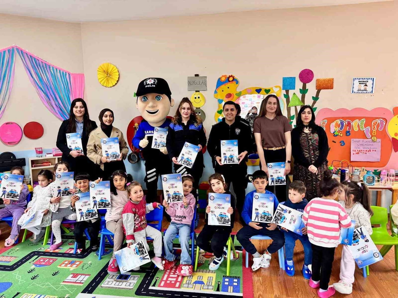 KARS’TA POLİS ÖĞRENCİLERLE BULUŞTU(KARS-İHA)